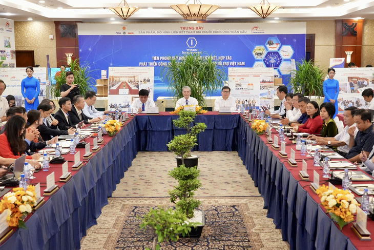 What should Vietnamese SMEs do to join global supply chains?